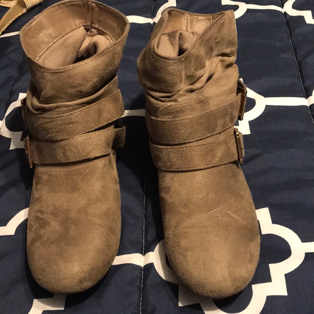 Flat booties